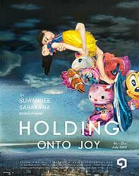 Holding Onto Joy By Suwannee Sarakana (สุวรรณี สารคณา)