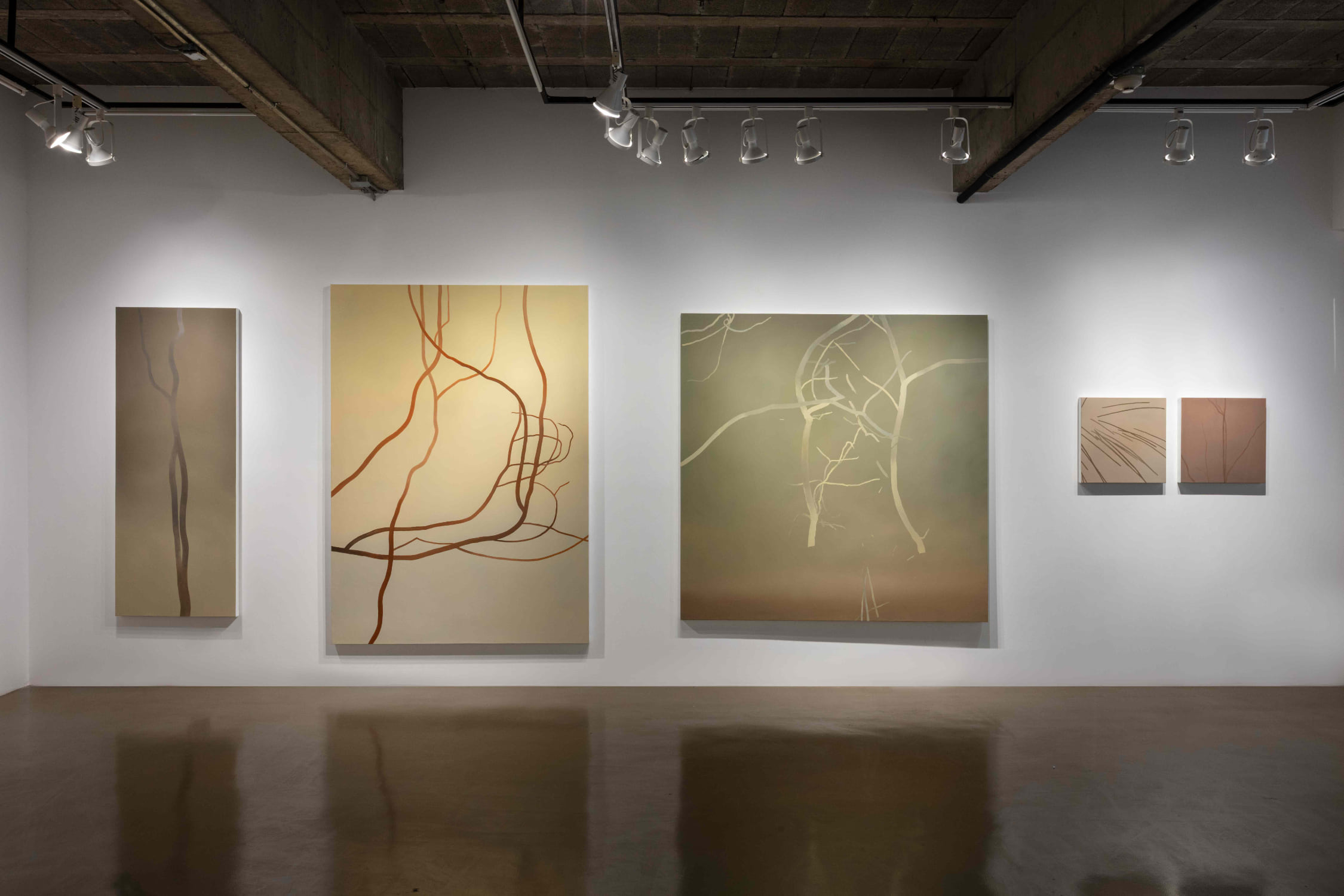 In Between | ในระหว่าง โดย กนกพล สมเชื้อ