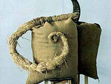 A pair of water-buffaloes,1988
Unhusked rice, sack, straw, horn, stools, 80 x 180 x 160 cm.
